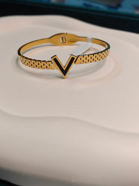 Bold V Gold Kada